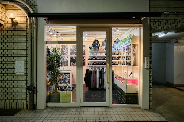 アパレル店の商品棚デザイン